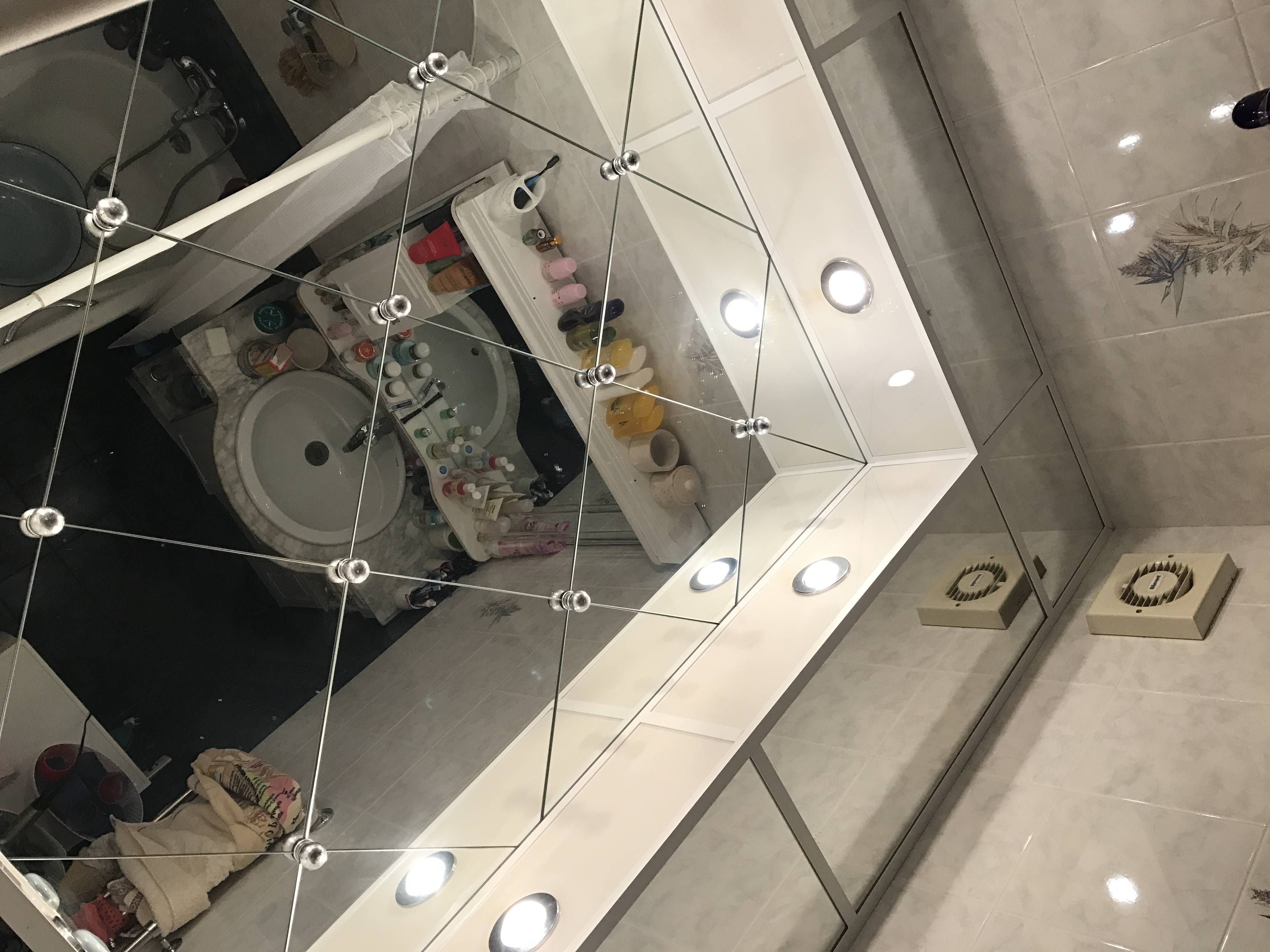 Зеркальный потолок: как сделать монтаж, зеркальная самоклеящаяся пленка и ее преимущества, как выбрать дизайн для кухни, комнаты и спальни, установка