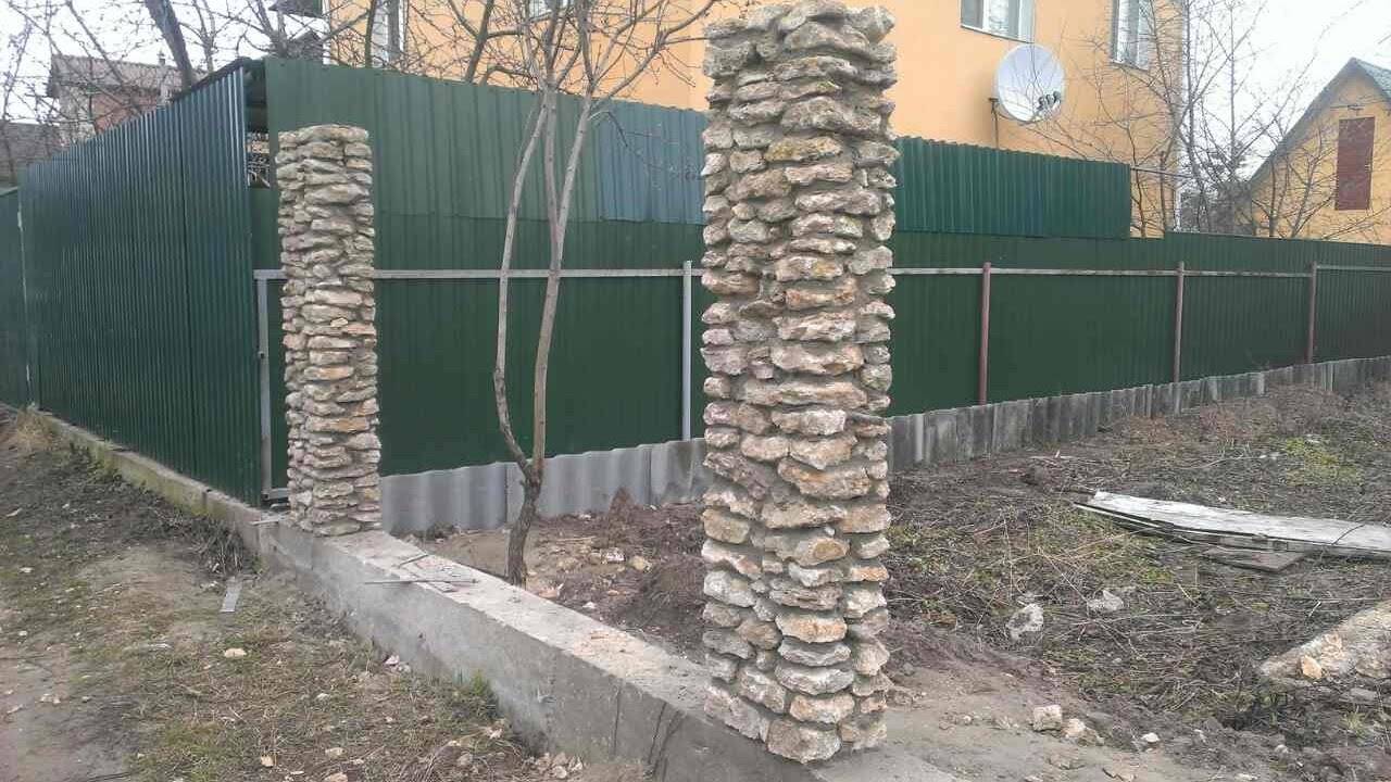 Как сделать забор из камней