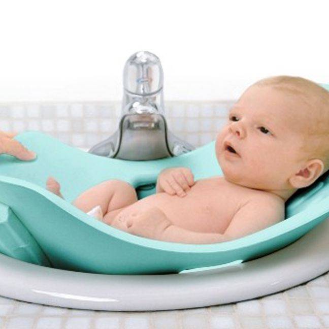 Температура для купания новорожденных в ванночке. Вода для купания новорожденного. Ванночки для новорожденных 2022. Месячный ребенок в ванночке. Ванночка с водой для купания детей.