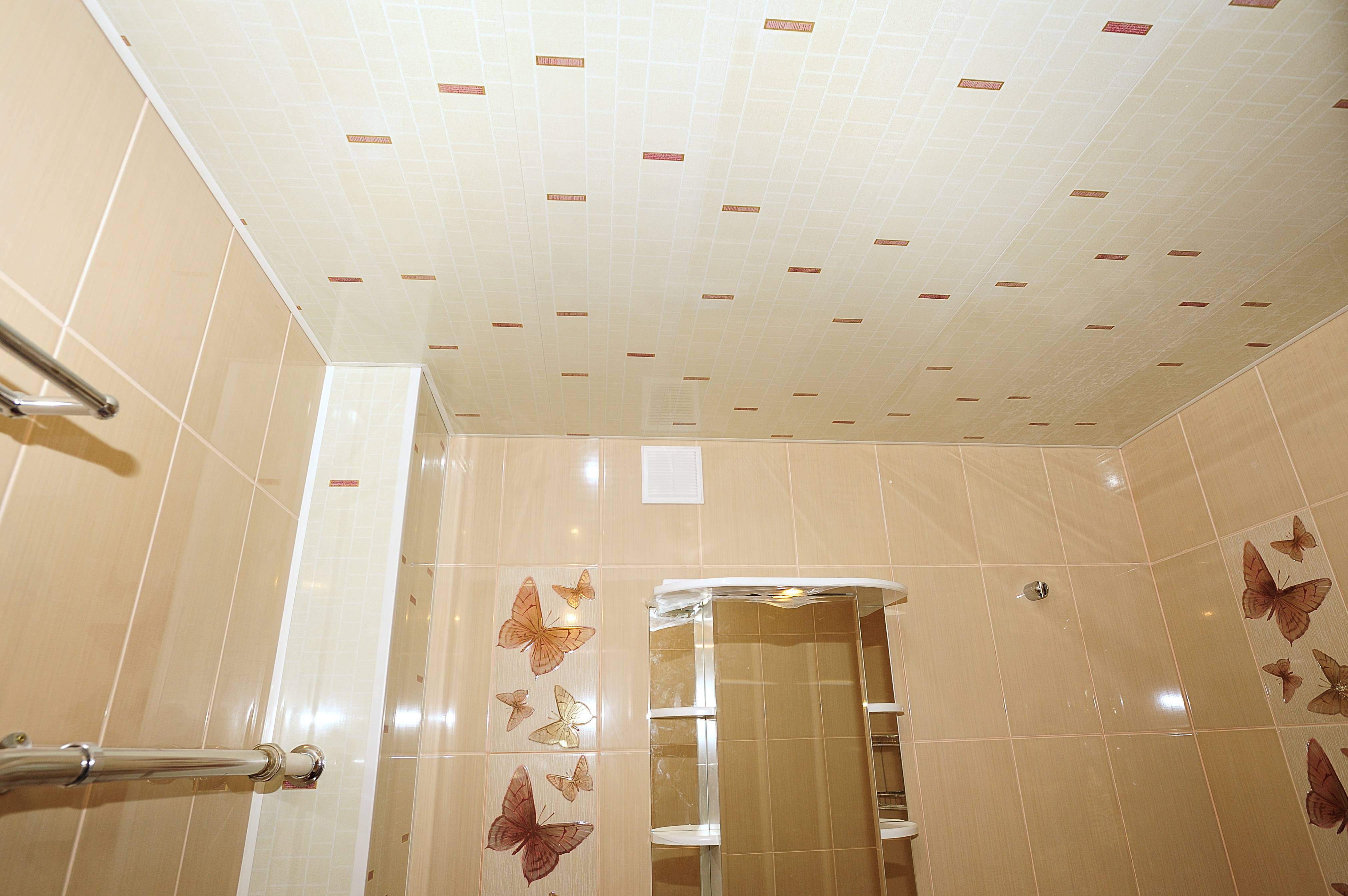 Лучшие пвх потолки. Пластиковый потолок в ванную. Пластиковый потолок в ванной. Пластиковый потолок в ванной комнате. Потолок в ванной из пластиковых панелей.
