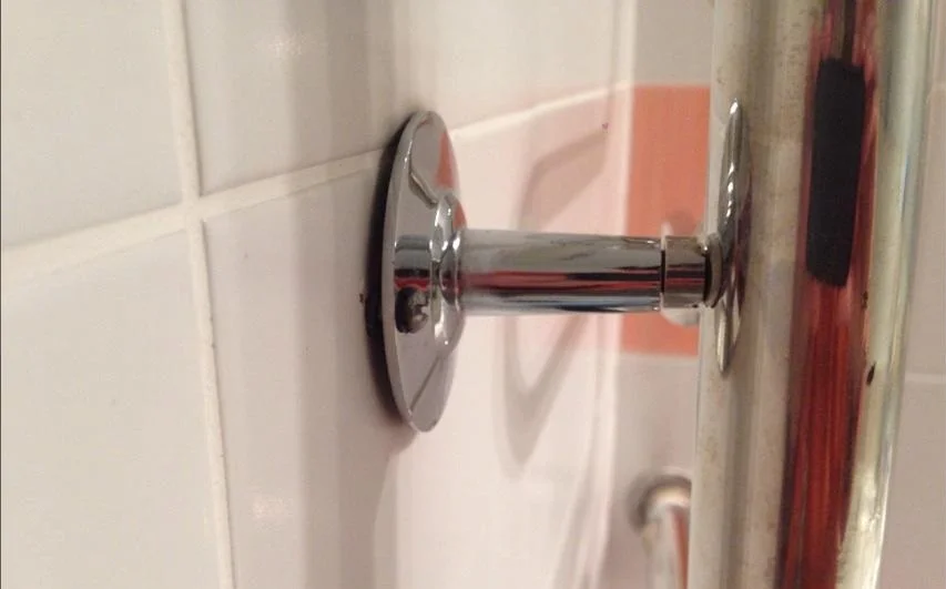 Крепление полотенцесушителя к стене: чем крепить к трубе, как повесить в ванной, закрепить и прикрутить, на какую резьбу вешать