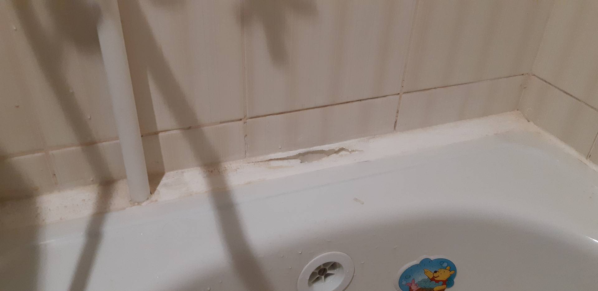 Большие зазоры между ванной и стеной. Зазор между ванной и стеной. Трубы между ванной и стеной. Щель между ванной и стеной. Шов между ванной и стеной.