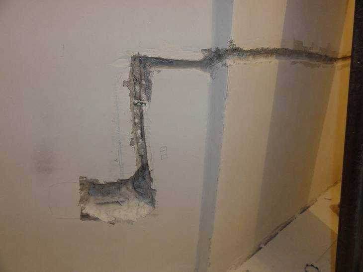 Чем замазать штробу с проводкой в стене? - строительство просто