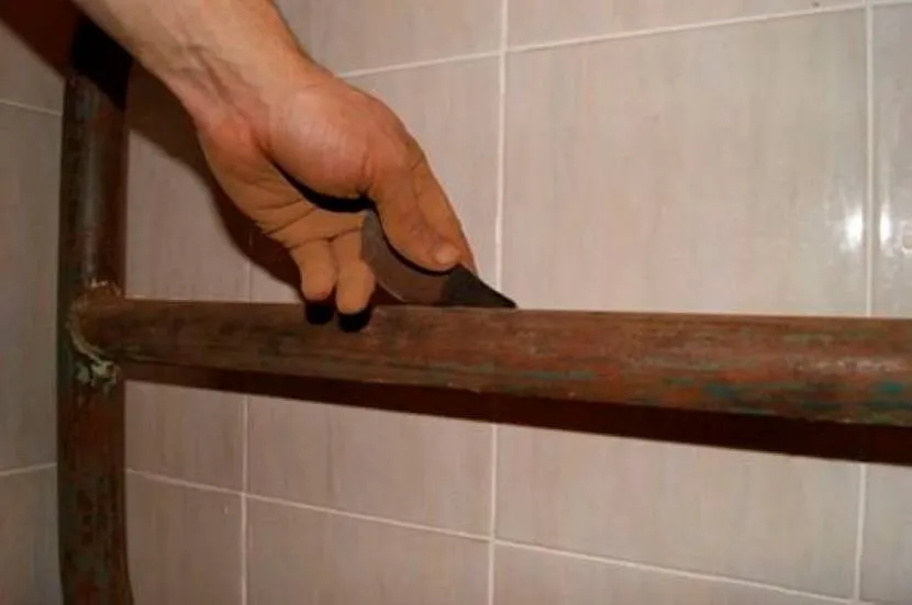 Как самостоятельно покрасить трубы в ванной