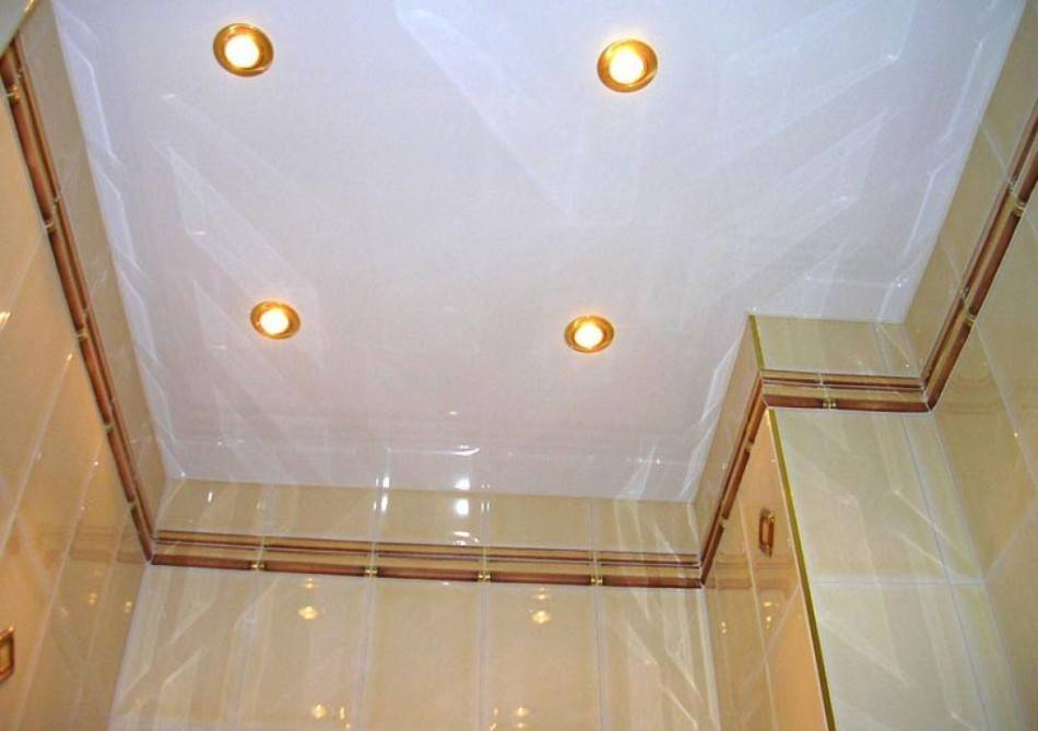 Натяжной потолок в ванной: плюсы и минусы