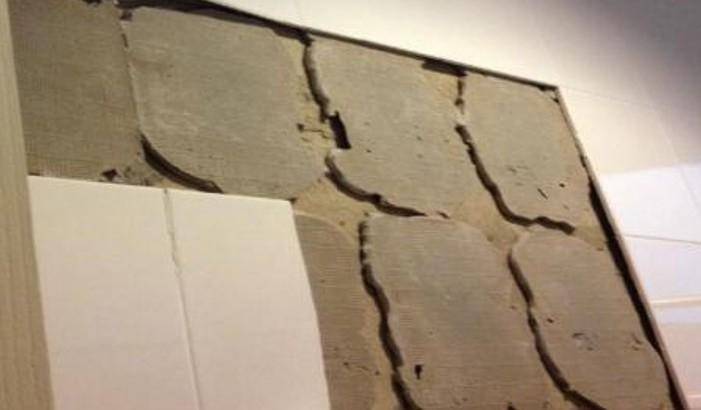 Можно ли выровнять стены плиточным клеем