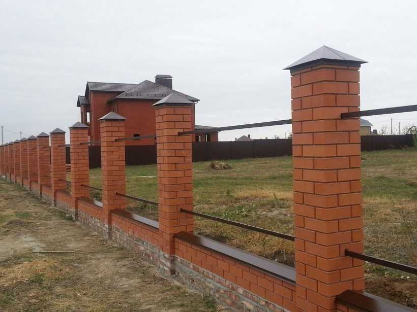 Какой кирпич лучше силикатный или керамический для забора