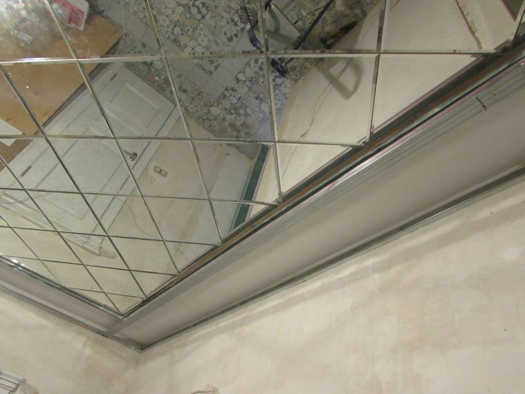 Зеркальный потолок в ванной: плюсы и минусы, монтаж