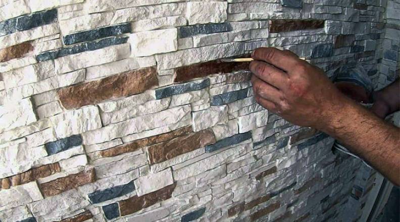 На что клеить и как укладывать гипсовую плитку под кирпич или камень: декоративное оформление стены и варианты монтажа с обоями