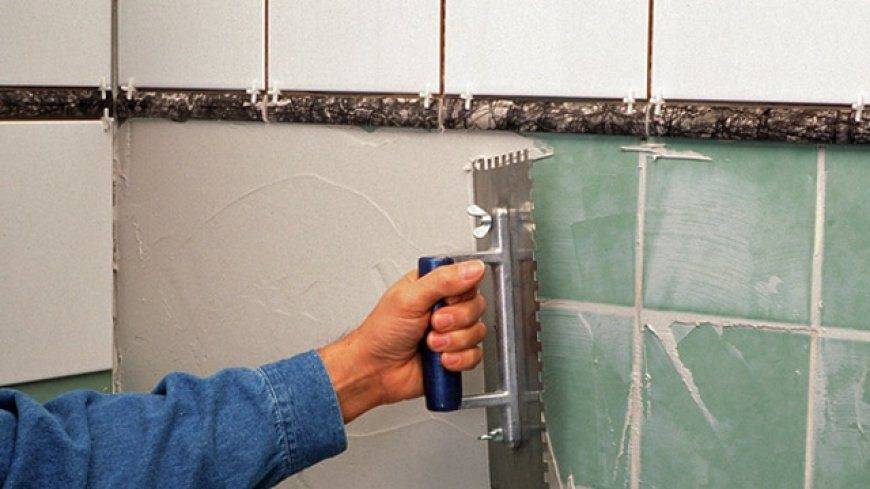 С чего начинать класть плитку в ванной с пола или стен: принципы укладки плитки, подготовка и процесс монтажа