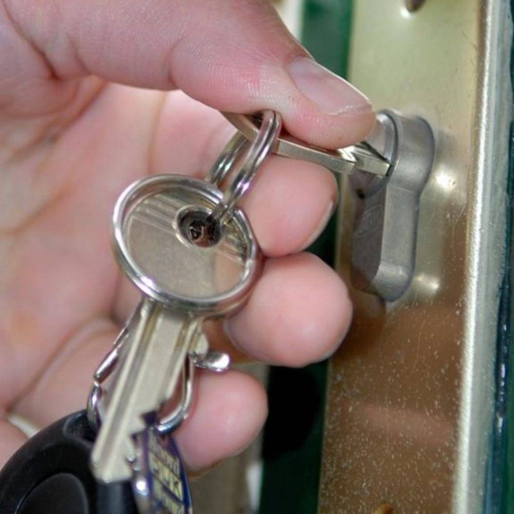 Как открыть замок в шкафу без ключа