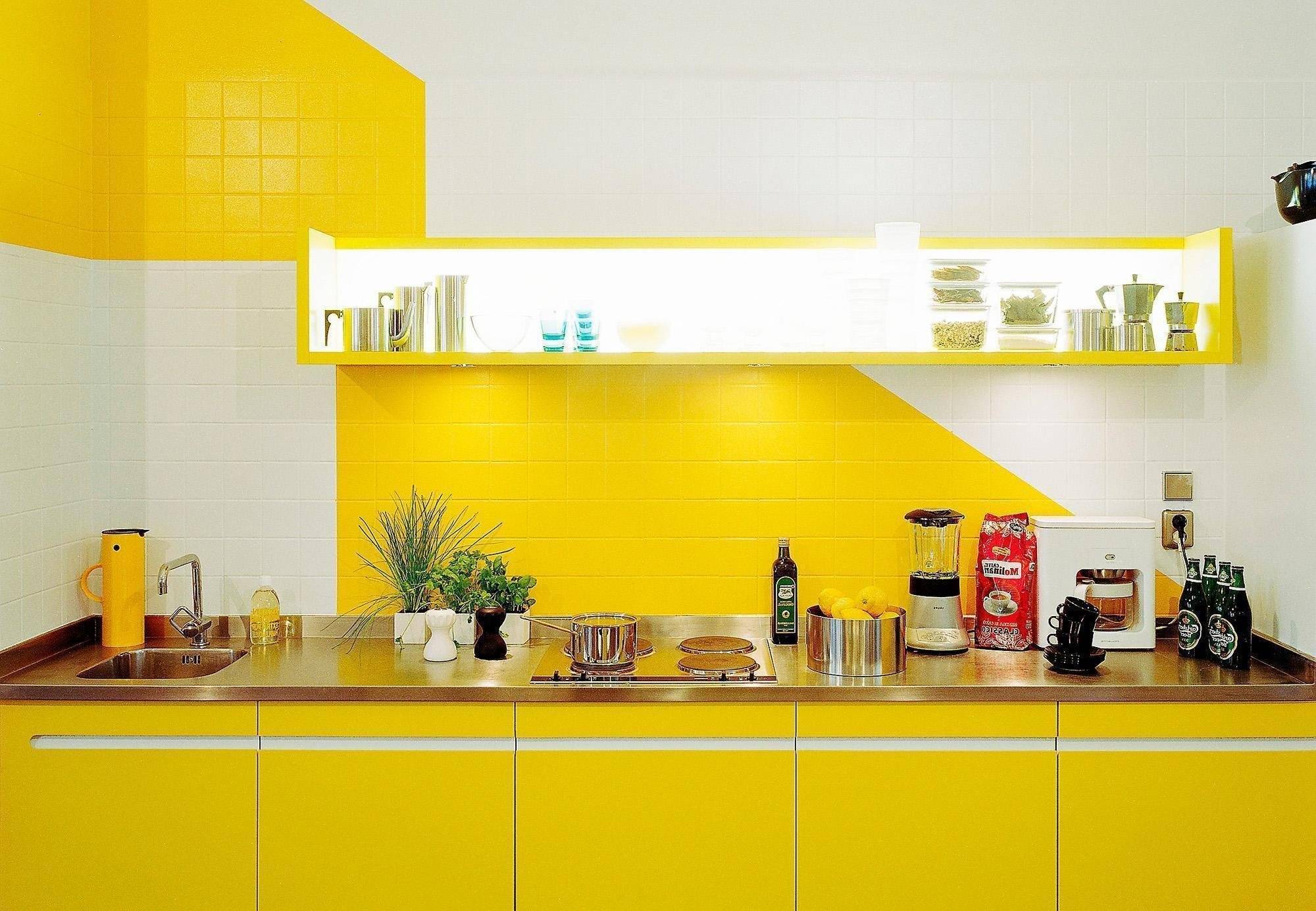Желтый фартук. Желтые кухни. Кухня в желтом цвете. Кухня лимонного цвета. Кухонный гарнитур желтого цвета.