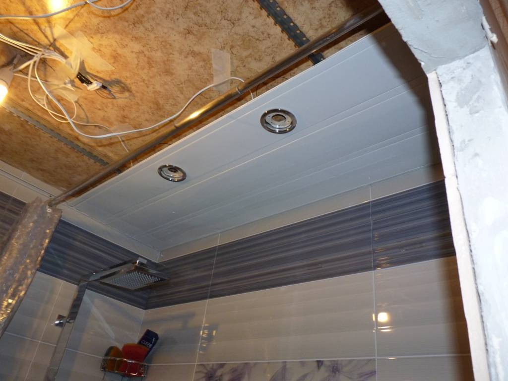 Как сделать потолок в ванной из панелей. Потолок в ванной из пластиковых панелей. Пластиковый потолок в ванной. Потолок из пластика в ванной. Потолок в ванную из пластиковых панелей.