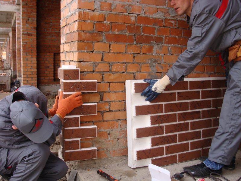 Отделка кирпичного дома снаружи: варианты и способы, инструменты и монтаж