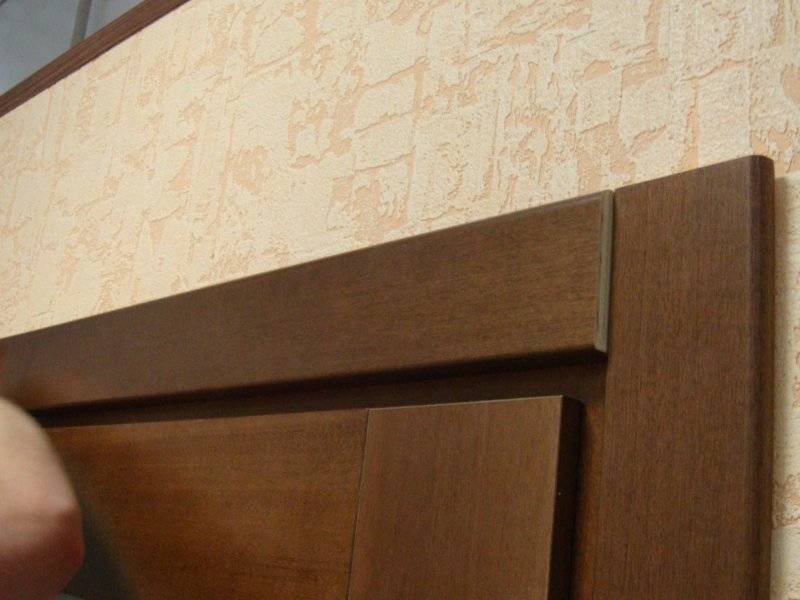 Установка наличников на двери: два способа монтажа