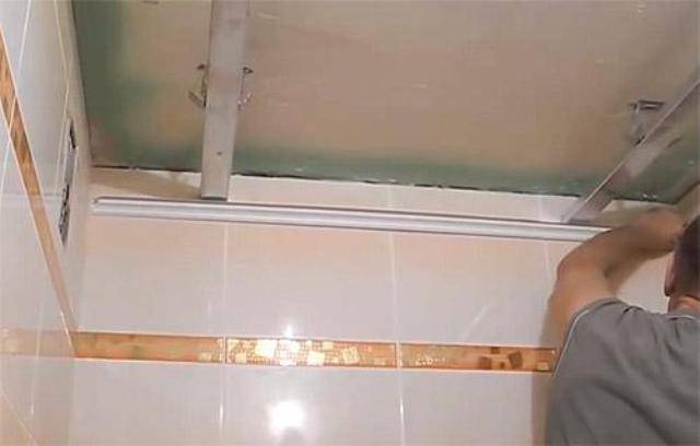 Как крепить пвх в ванной. Панели ПВХ на потолок в ванной. Потолок в ванной из пластиковых панелей. ПВХ потолок в ванной монтаж. Направляющие для панелей ПВХ В ванной.