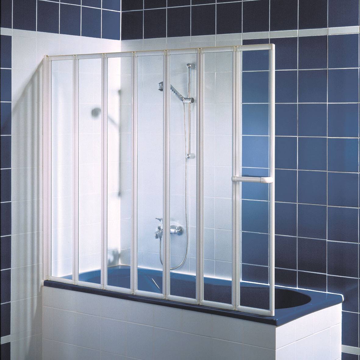 Купить шторку для ванны стеклянную раздвижную. Шторка Ravak avdp3-170. Шторка для ванной раздвижная. Шторки для ванной пластиковые раздвижные. Шторка для ванной раздвижная пластик.