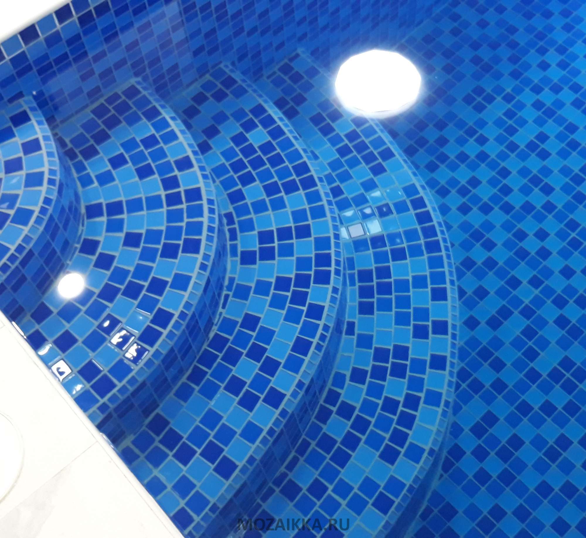 Отделка бассейна мозаикой своими руками: пошаговая инструкция по укладке стеклянной мозаики для бассейна, плюсы и минусы