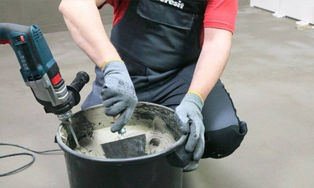 Как разводить плиточный клей: сделаем просто и по шагам