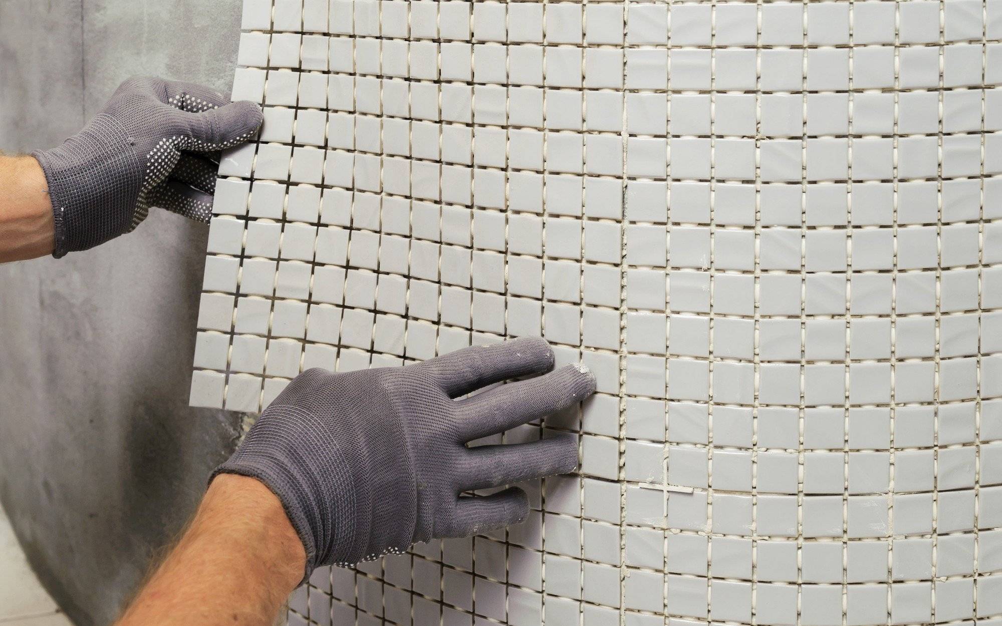 Отличие мозаики на бумаге и на сетке, этапы укладки данной плитки на стены и пол