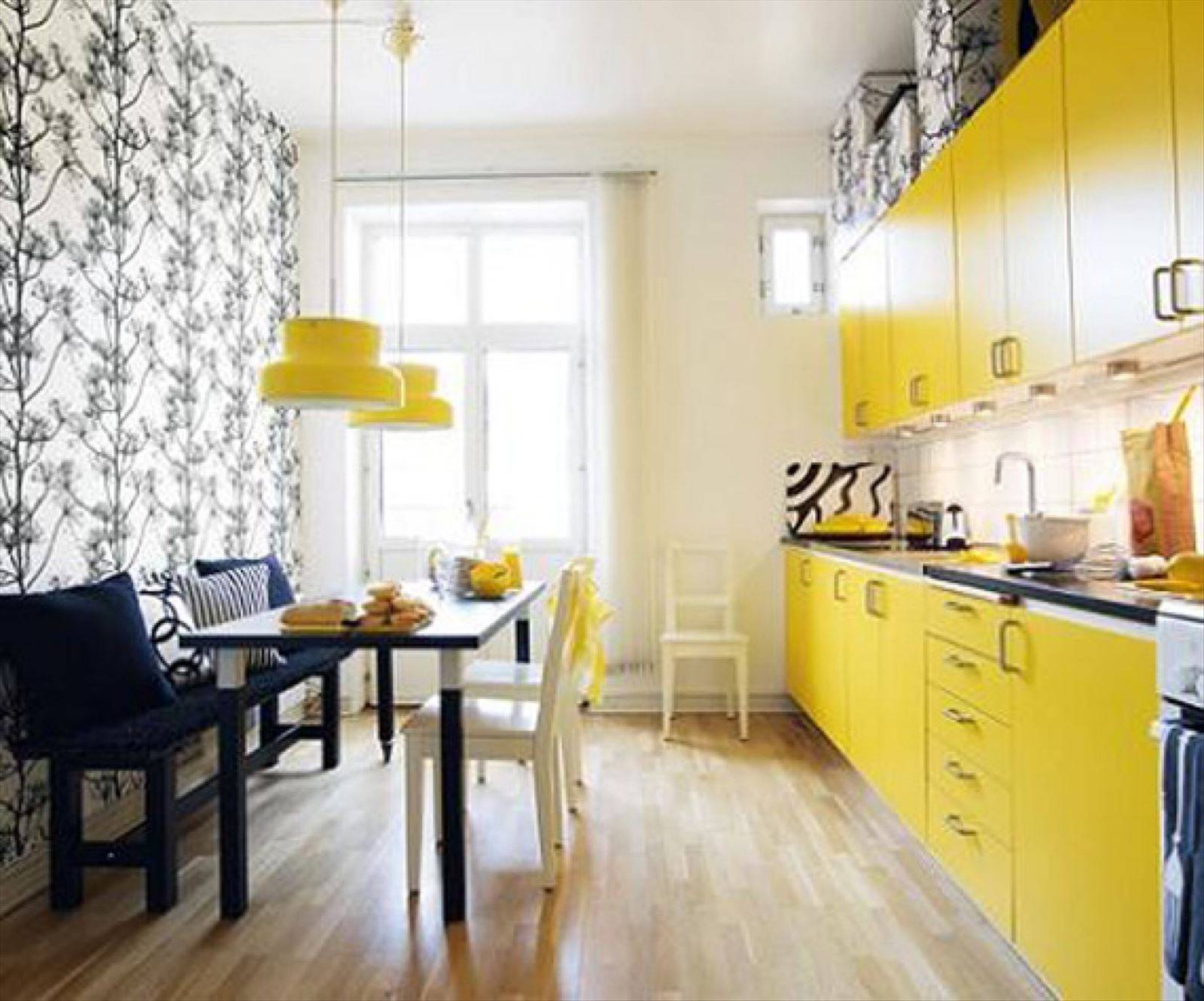Бело желтая кухня. Желтая кухня икеа. Кухня икеа серо желтая. Желтый цвет в интерьере кухни. Кухня в желтом цвете.