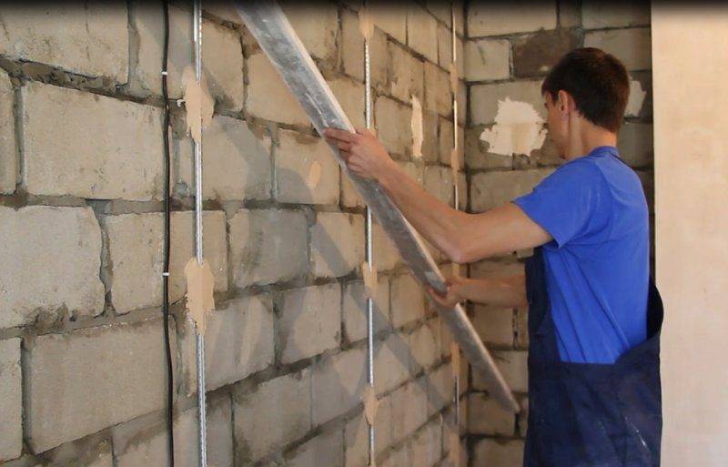 Различные способы выравнивания стен под плитку