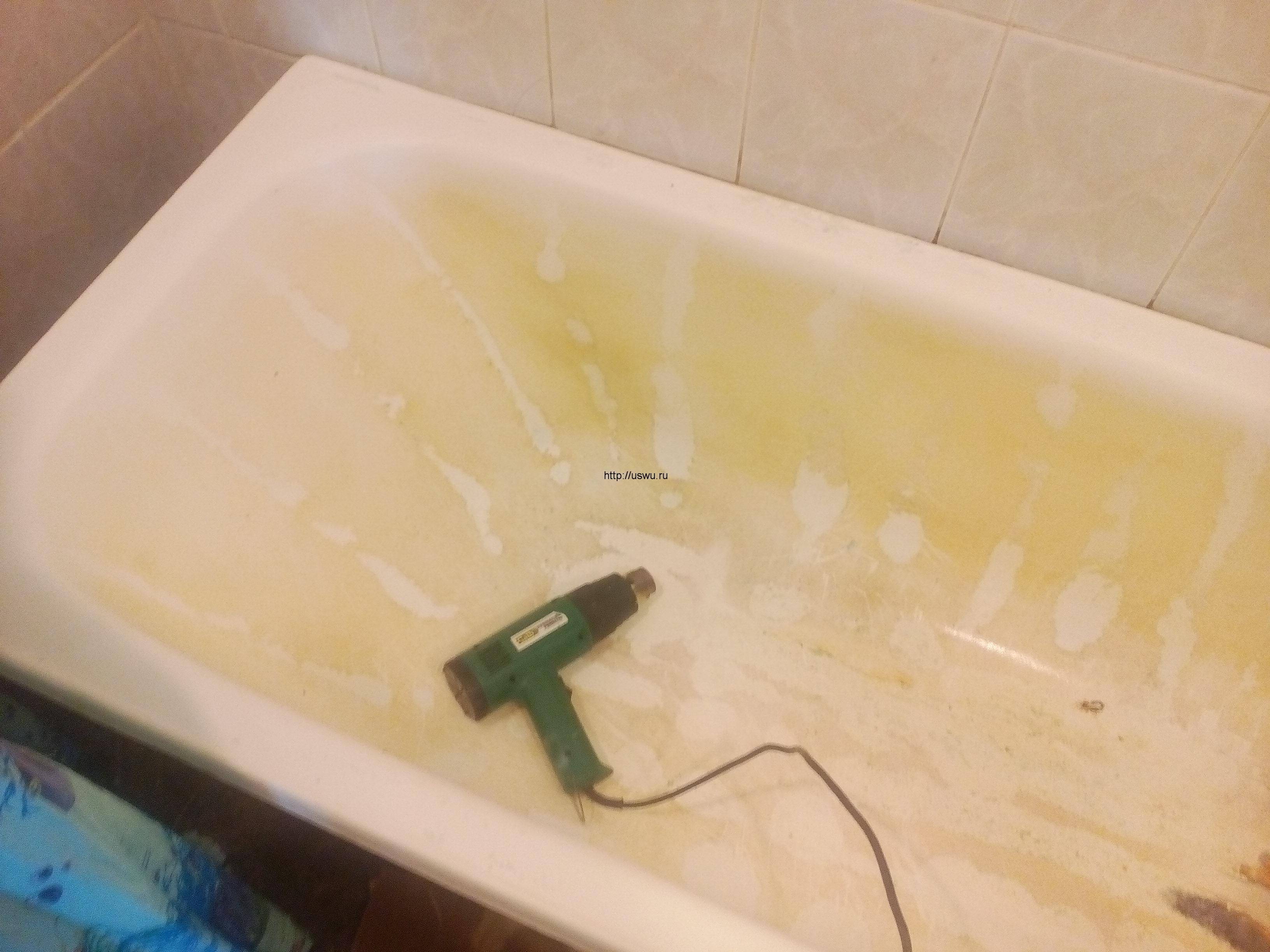 Чугунная ванна трещина. Треснула акриловая ванна. Трещина на акриловой ванне. Лопнула акриловая ванна. Акриловая вставка демонтаж.