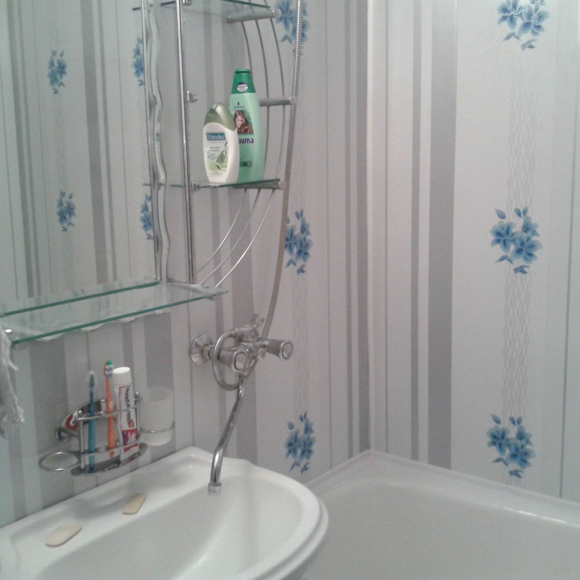 Стены в ванной хрущевки. Ванная отделка пластиковыми панелями. Отделка ванной комнаты панелями ПВХ. Пластиковые панели для ванной. Стеновые панели ПВХ для ванной.