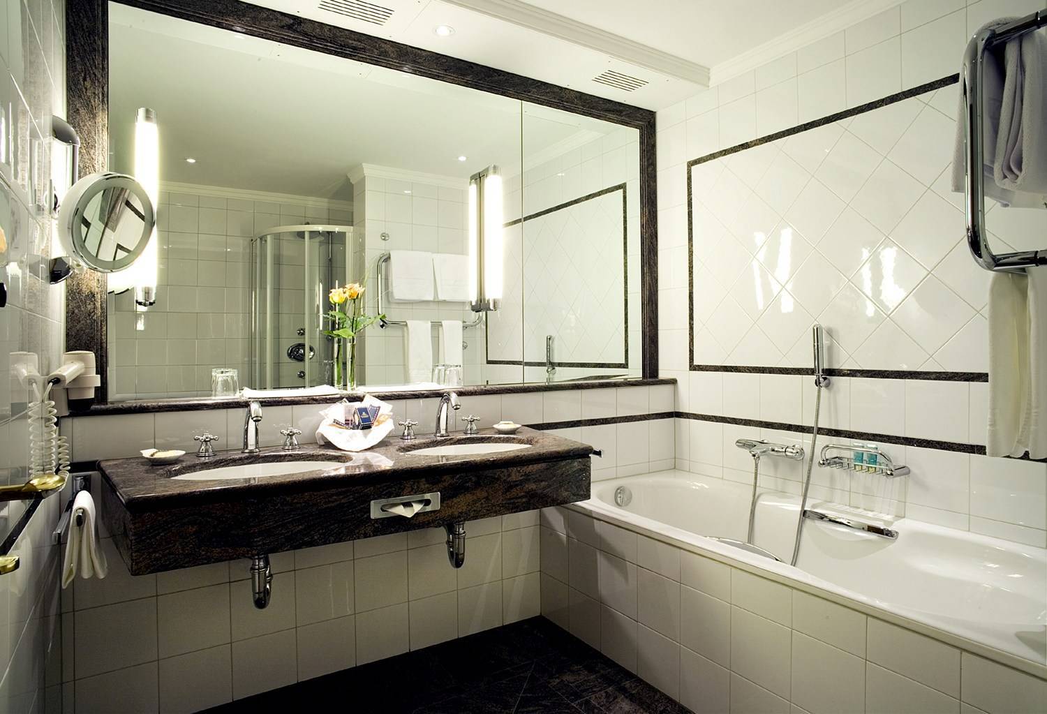 Большое зеркало над ванной — для чего нужно, как выбрать и установить