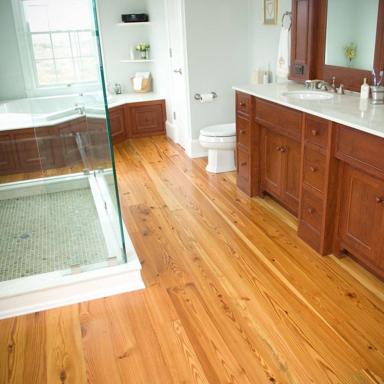 Напольные покрытия для ванной. Деревянный пол в ванной. Ванная с деревянным полом. Пол в ванной из дерева. Полы в ванной комнате в деревянном доме.