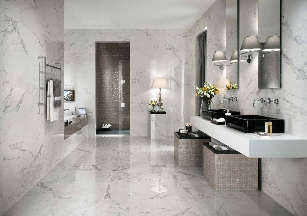 Красивый дизайн ванной комнаты с плиткой под мрамор