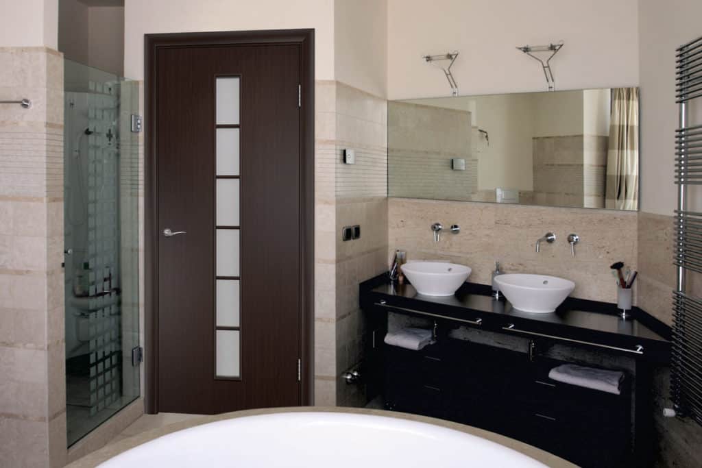 Какую дверь поставить в ванную комнату – существующий ассортимент и их особенности