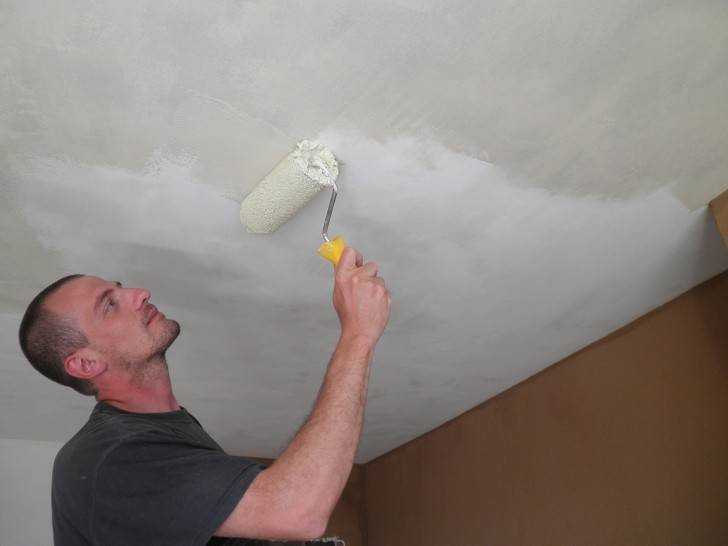 Можно ли покрасить потолочную плитку водоэмульсионной краской? - electro-lider.ru