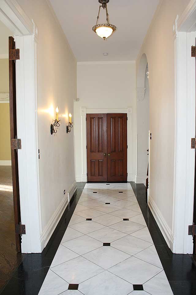 Плитка на полу в коридоре