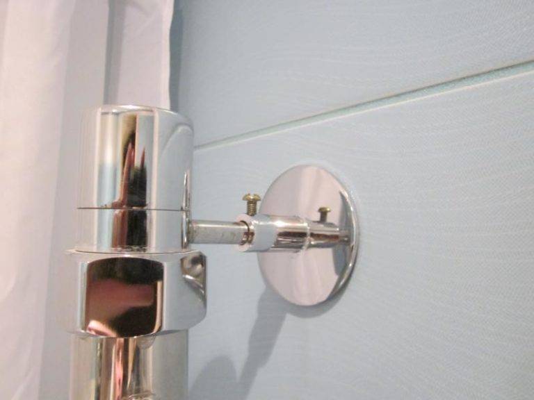 Самостоятельный ремонт в ванной начинается с малого: крепление полотенцесушителя к стене