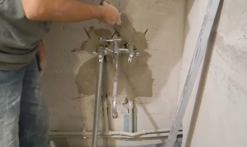 Чем выровнять стену в ванной под плитку: как выровнять в комнате после оставшейся старой плитки, какой смесью выравнивать под плитку и надо ли ровнять бетонные стены