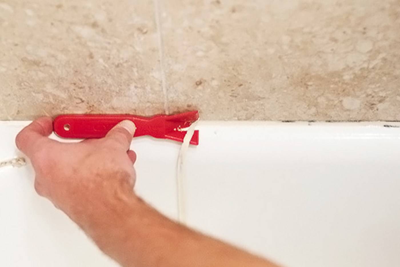 Нанесение герметика в ванной. Шов между ванной и стеной. Проклейка швов ванной. Шов между ванной и плиткой силиконовым герметиком.