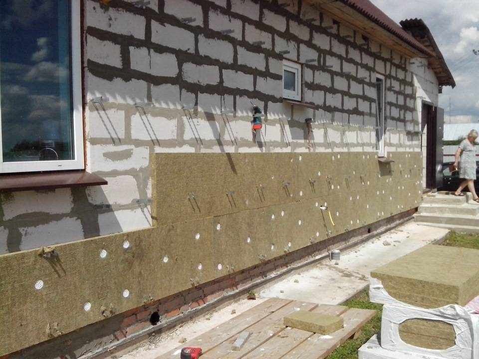 Утепление дома из газобетона снаружи, чем теплоизолировать фасад