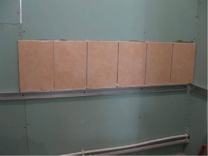 Как клеить и класть плитку на гипсокартон в ванной: видео