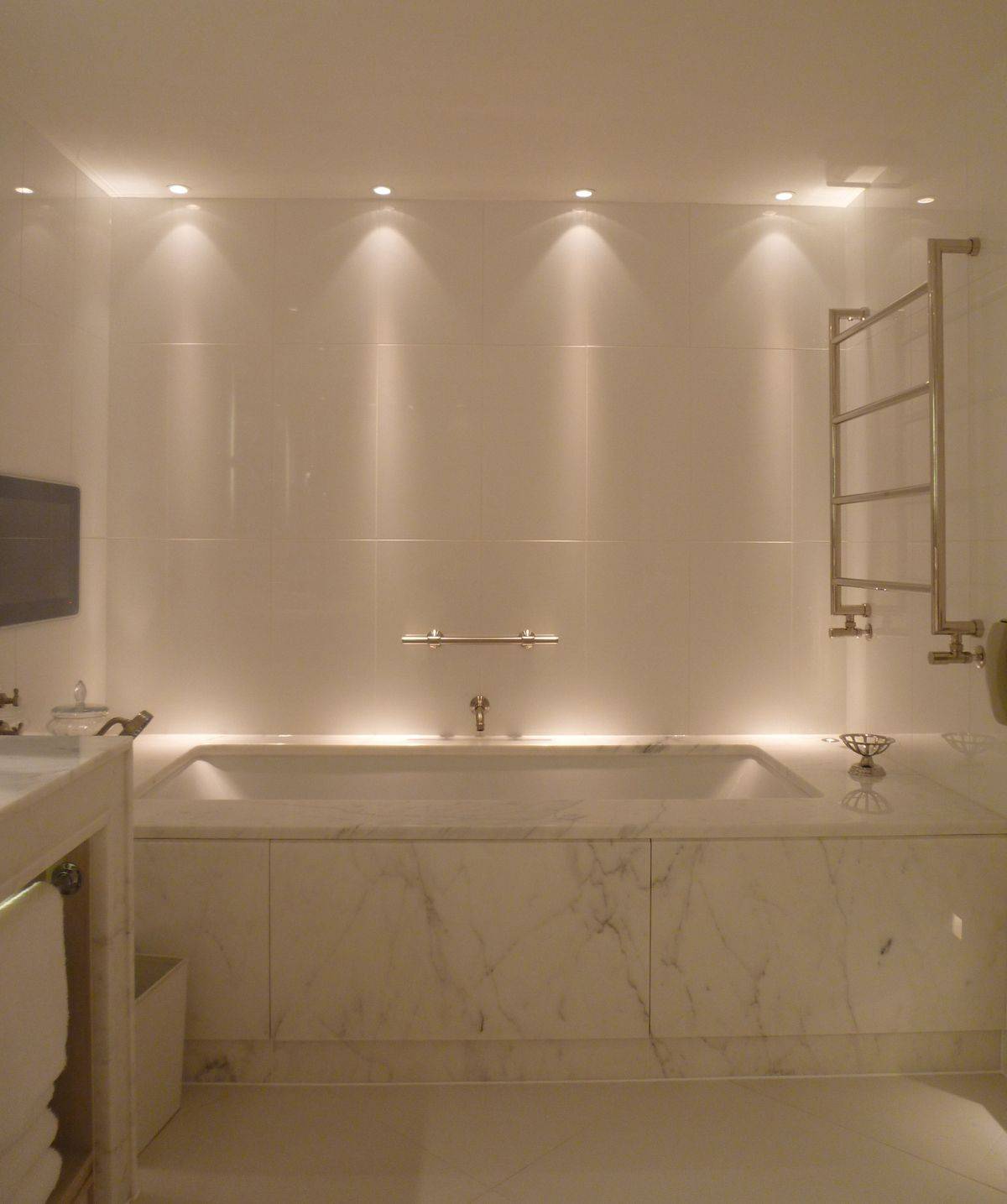 Споты для ванны. Освещение в ванной. Светильники для ванной комнаты. Точечное освещение в ванной. Потолочное освещение в ванной комнате.