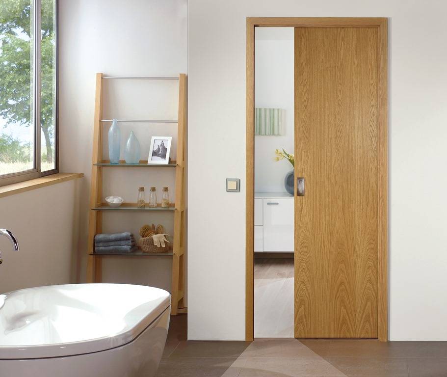 Какую дверь поставить в ванную комнату: 5 критериев выбора