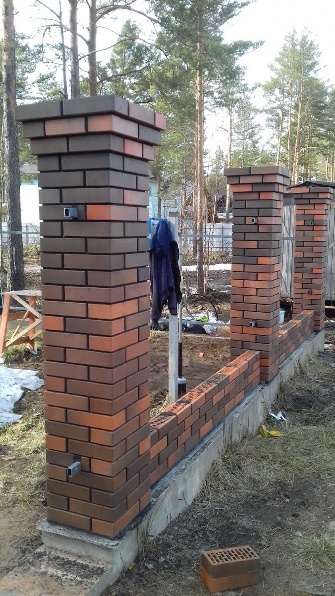 Столбы и забор из кирпича своими руками: как сделать раз и на сто лет вперёд