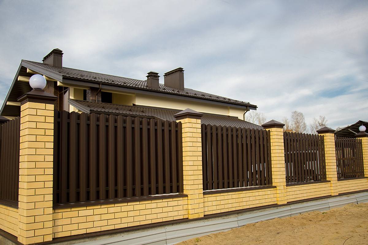 Каким забором можно оградить частный дом — обзор вариантов
