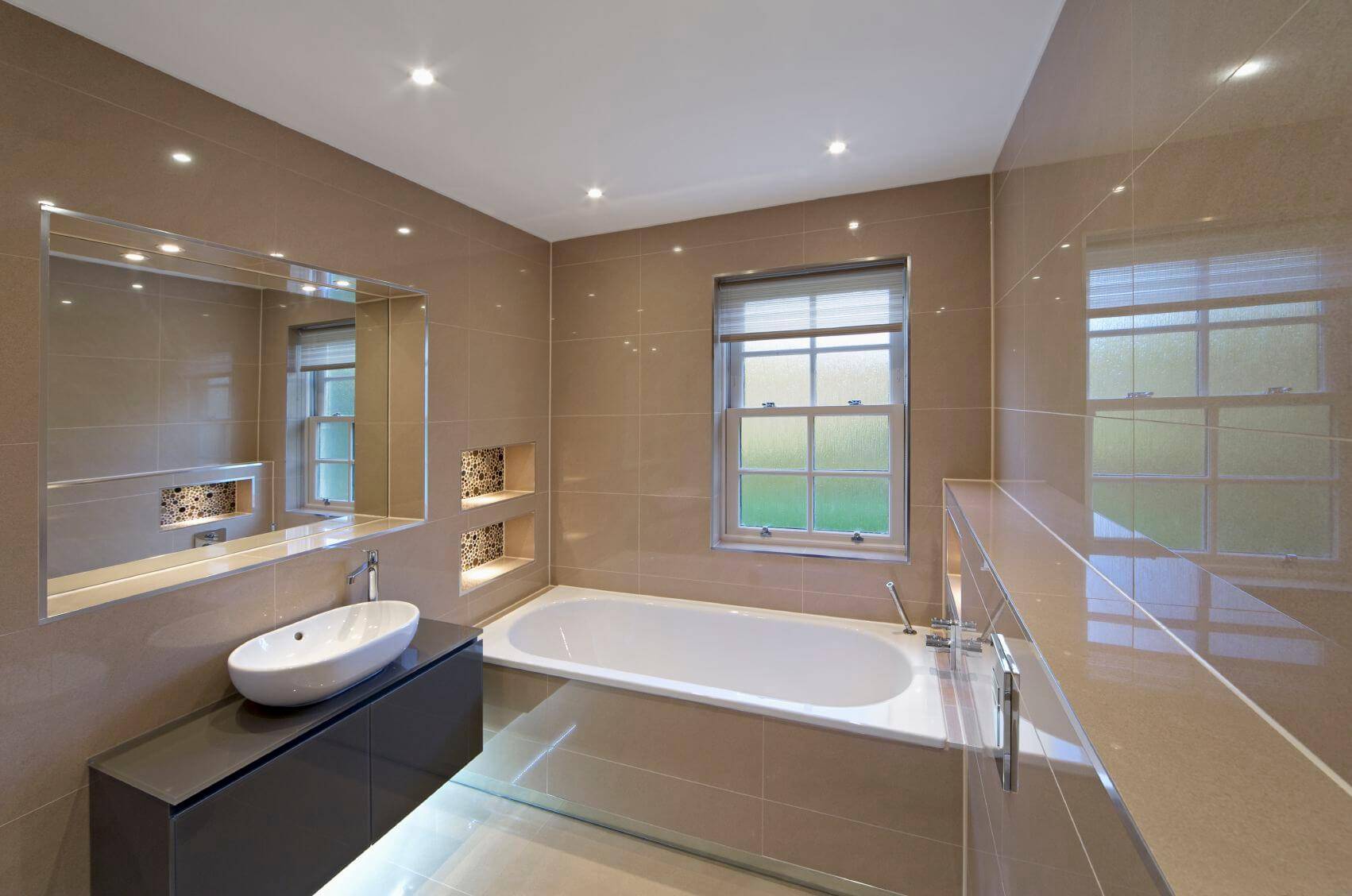 Какие потолки лучше сделать в ванной комнате? 5 вариантов