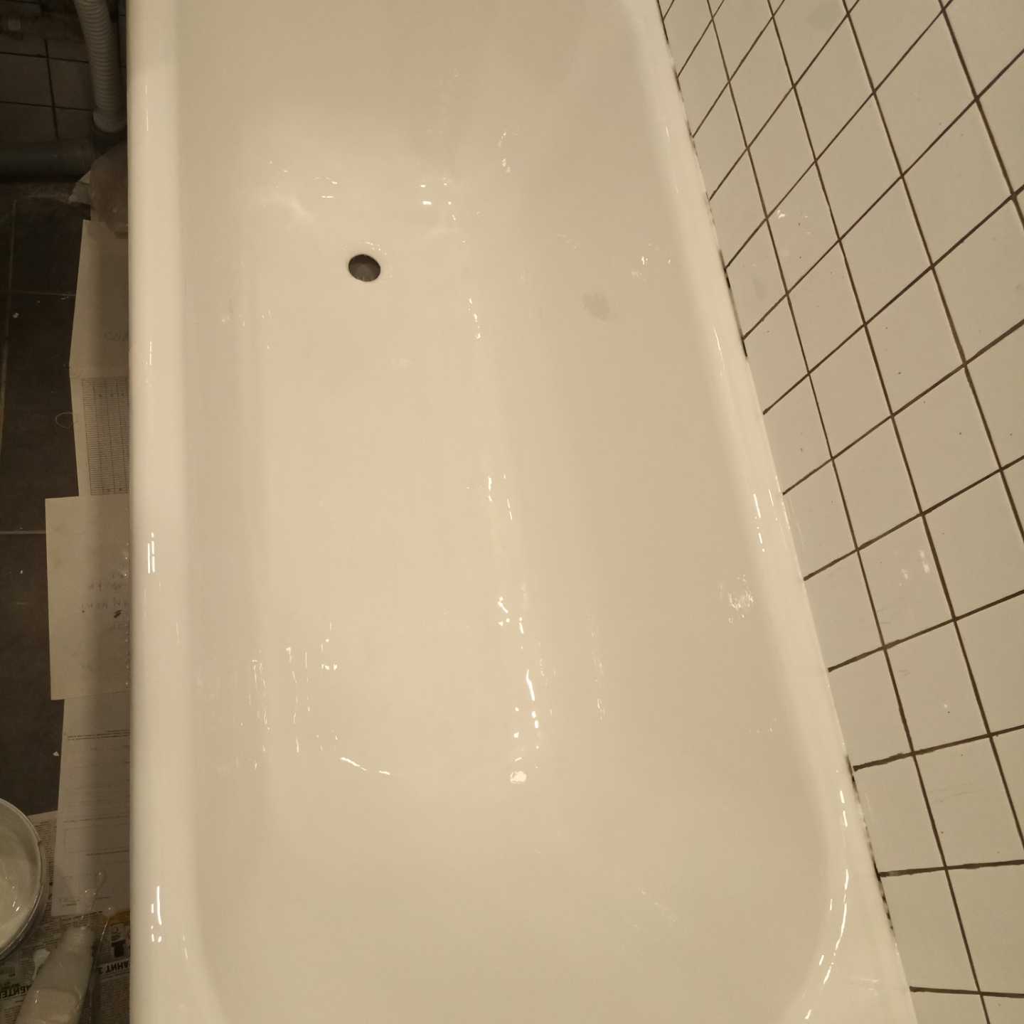 Скол эмалированной ванны. Восстановление эмали на чугунной ванне. Скол на ванне чем заделать эмалированной металлической.