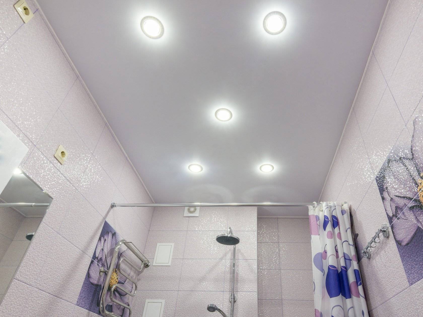 Делают ли в ванне натяжной потолок. Освещение в ванной точечными светильниками. Потолок в ванной с точечными светильниками. Точечные светильники в ванной. Точечные светильники в ванную комнату на потолок.