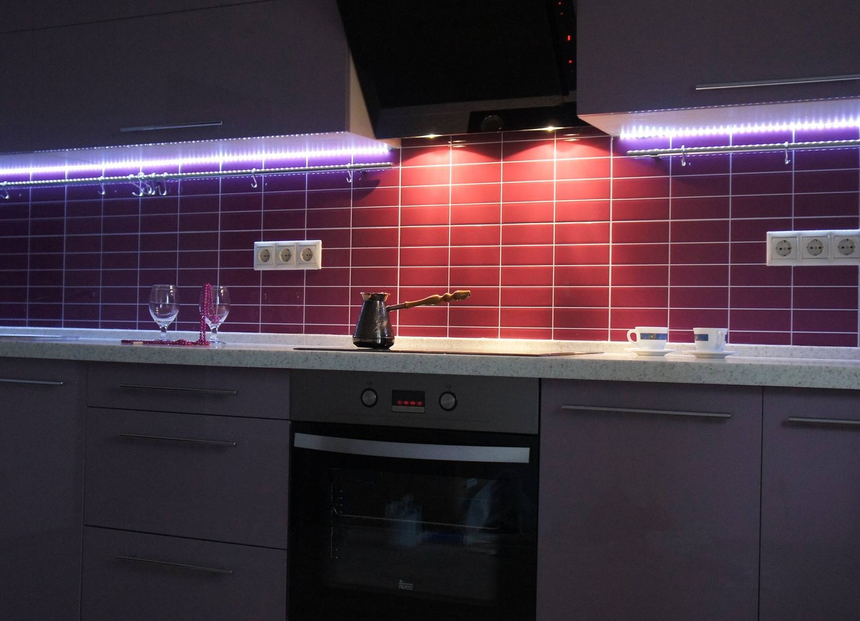 Светодиодная лента для кухни: как выбрать материал для подсветки, как и куда установить своими руками + фото и видео