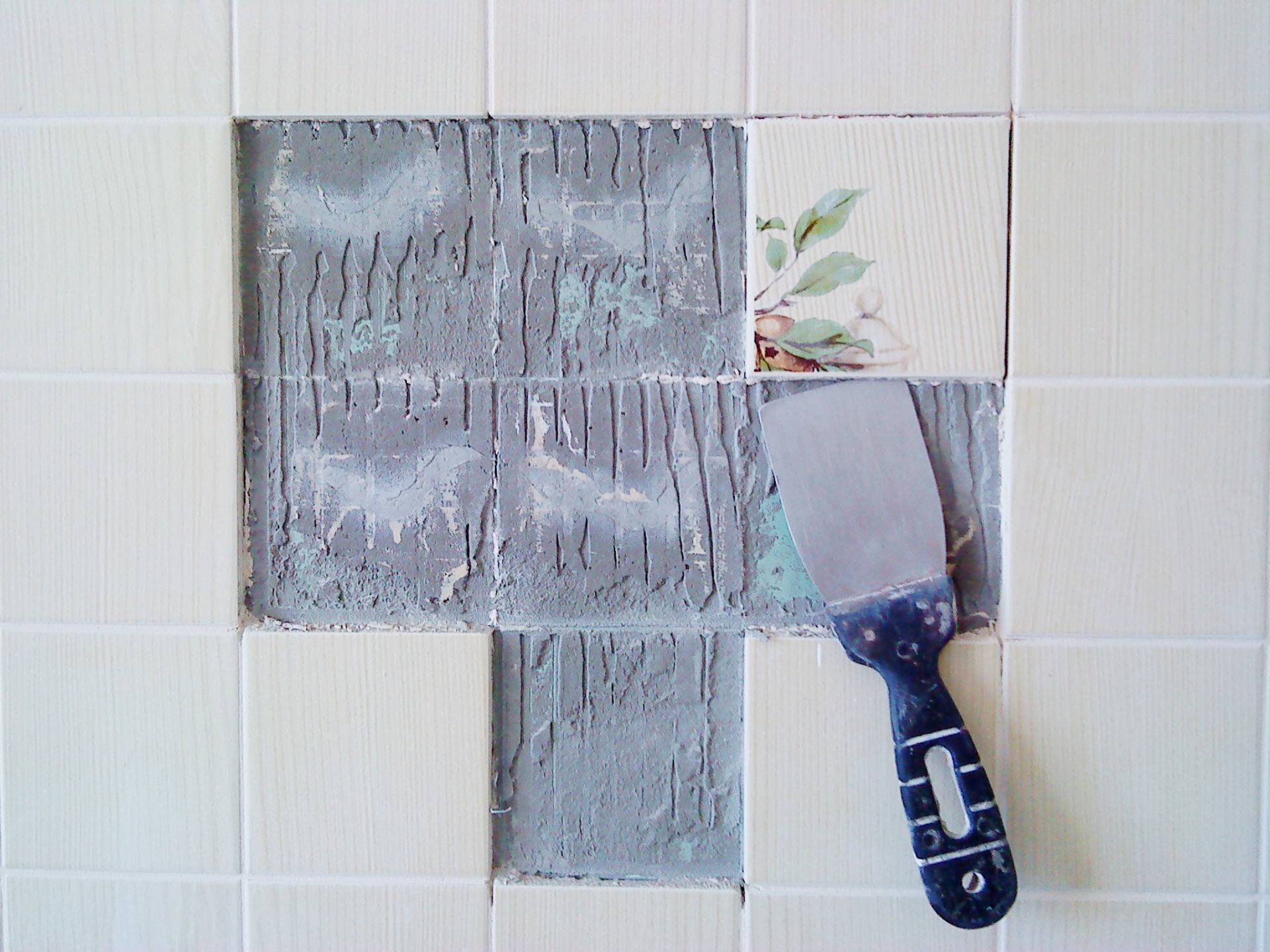 Как снять плитку со стены не повредив ее: чем аккуратно удалить кафель со стены?