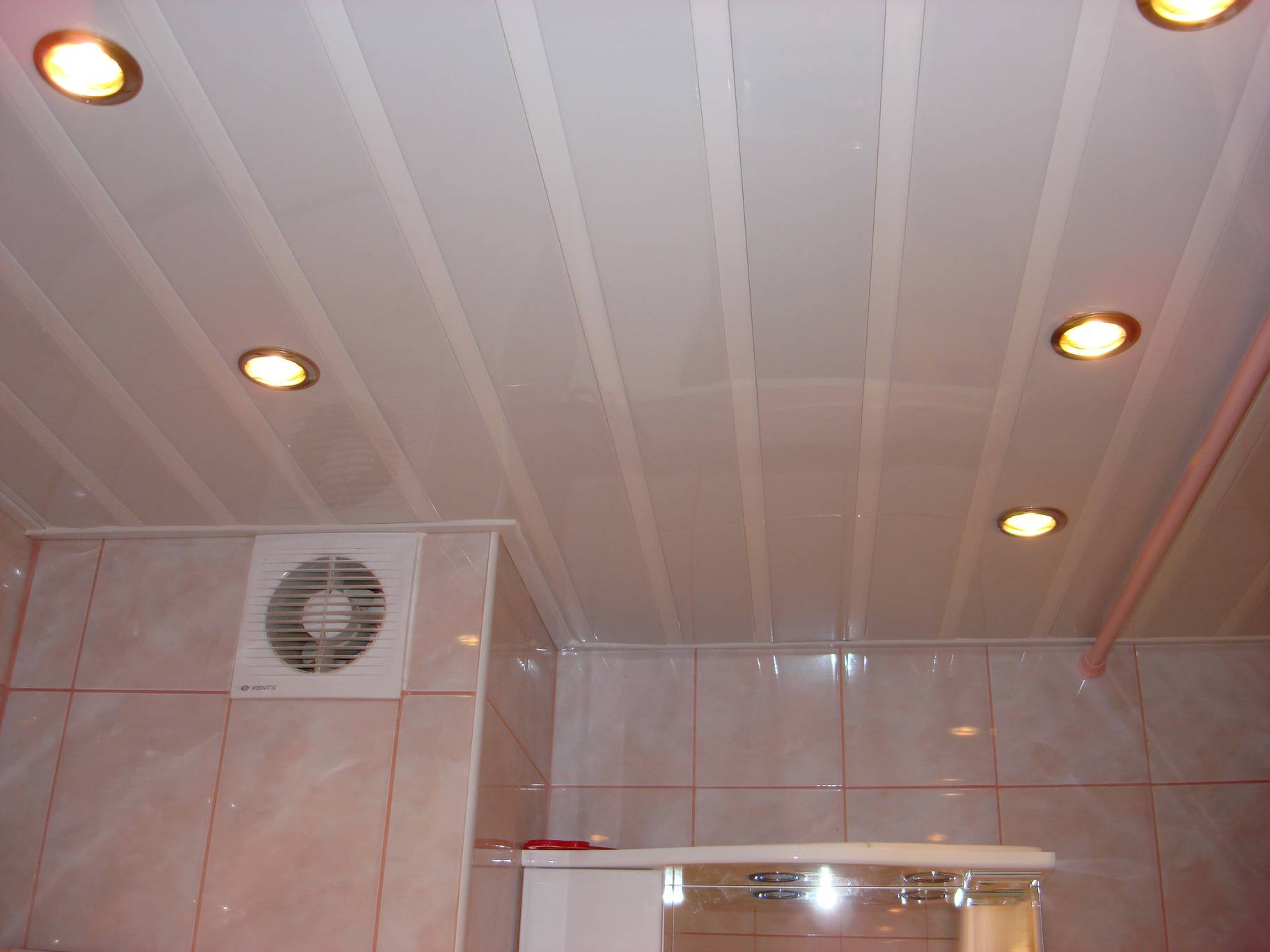 Подвесной потолок в ванной комнате - плюсы, минусы и варианты