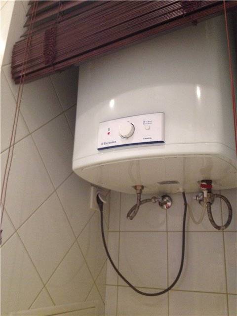 Бойлер в туалете: установка над унитазом с инсталляцией и напольным, способы закрыть водонагреватель